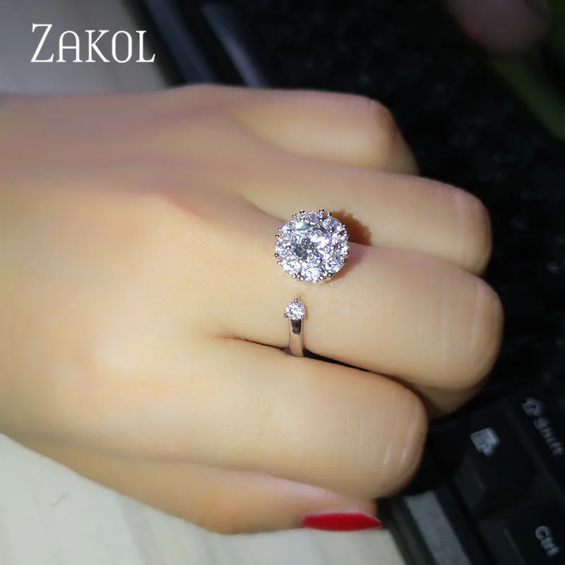 Женское кольцо ZAKOL регулируемое с вращающимся цветком и кристаллом циркония FSRP253