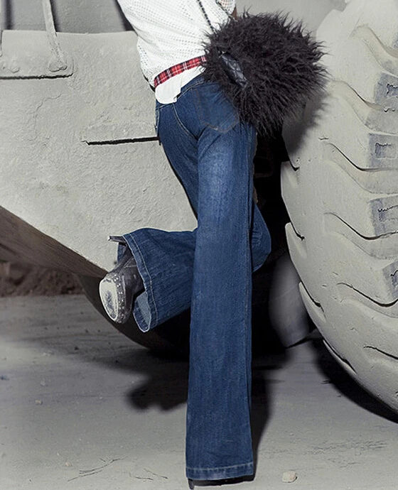 В винтажном стиле со штанами клеш подошва средней длины с узкой талией поднимают