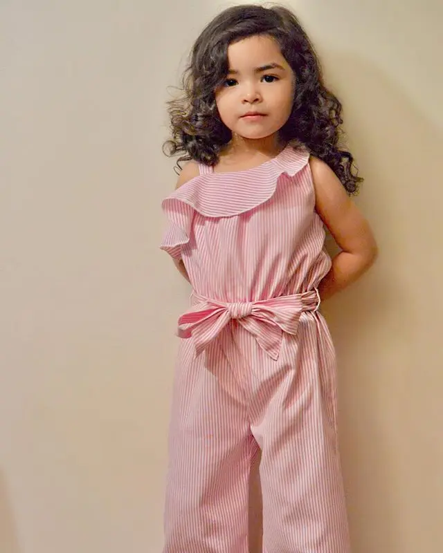 Модный небольшой комбинезон в клетку с открытыми плечами и бантом на поясе для