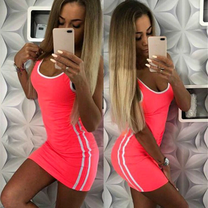 Спортивное платье с полосками сбоку короткое летнее для отдыха мини спортивная