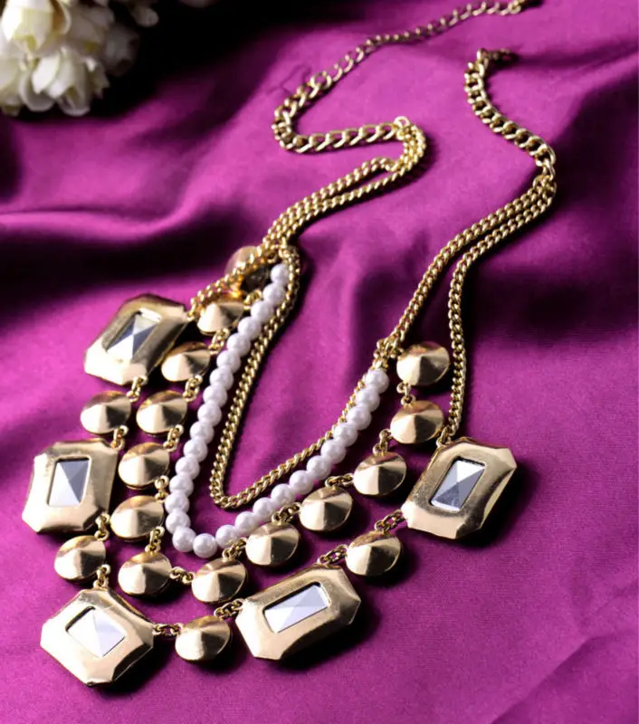 Женский золотистый костюм с жемчужными цепочками разноцветный разноцветными