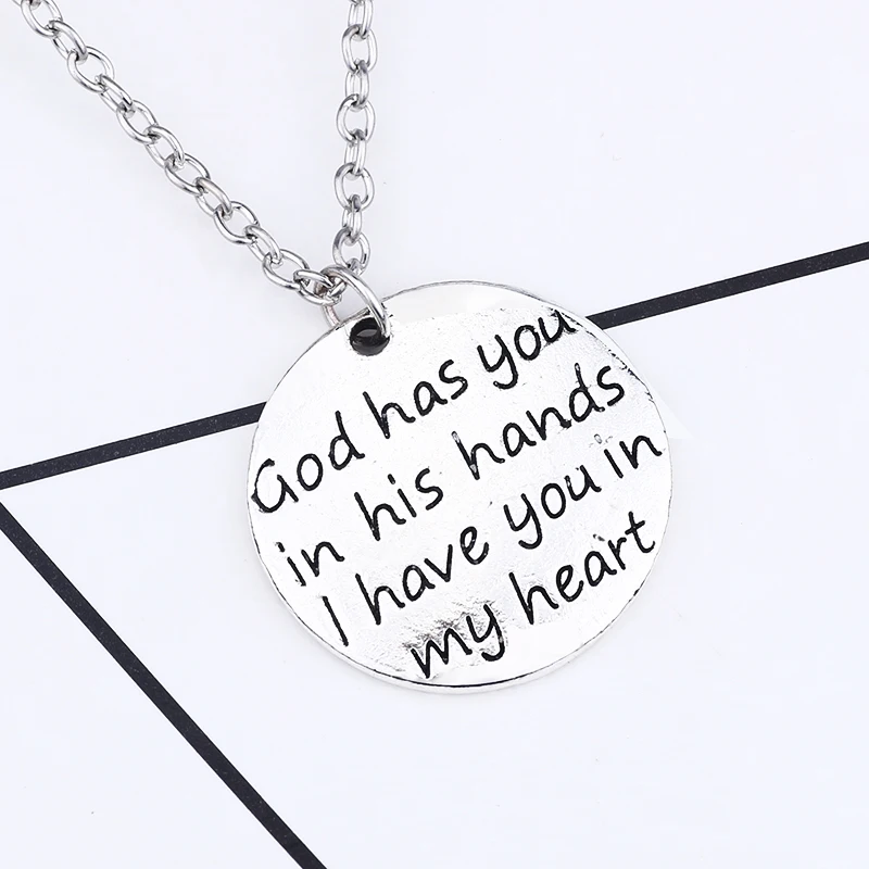 Женское ожерелье с подвеской God Has You In His Hands вдохновленное надписью модное для