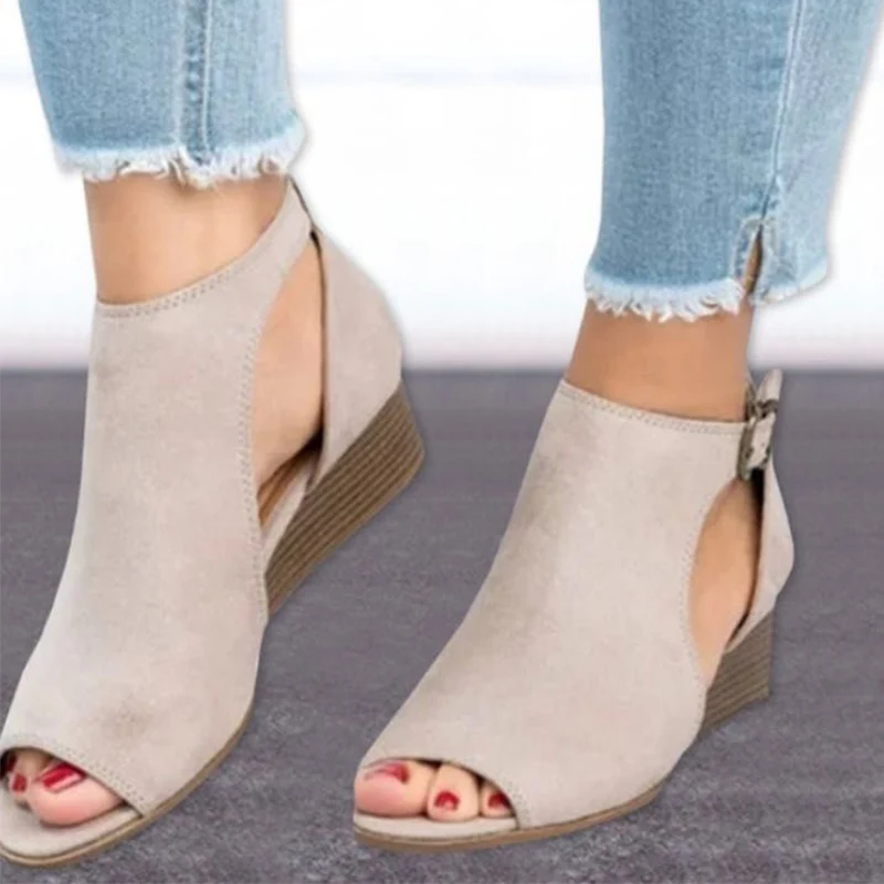 Женские Летние Босоножки с открытым носком украшенные пряжкой на танкетке 4 см