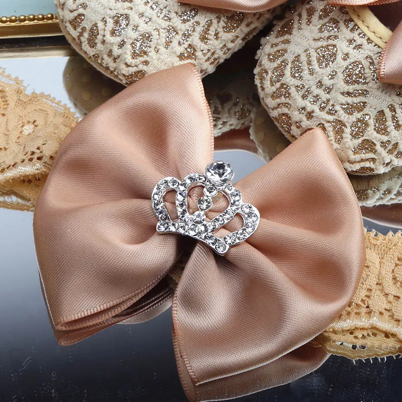 Детские туфли Dolldling для младенцев с золотой бантовой бриллиантовой короной, мягкой хлопковой подошвой, эластичной лентой и закрытой головной убор для девочек.