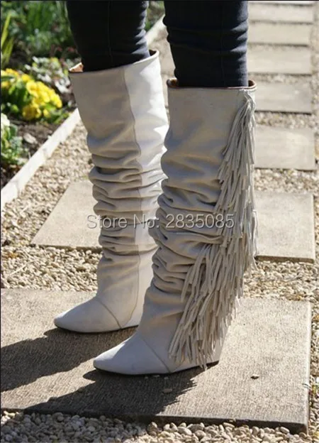 Осенне-зимняя обувь на танкетке; женская обувь; botas mujer; Цвет черный, белый, серый; Замшевые женские высокие ботиночки с бахромой; сапоги до колена на танкетке с острым носком