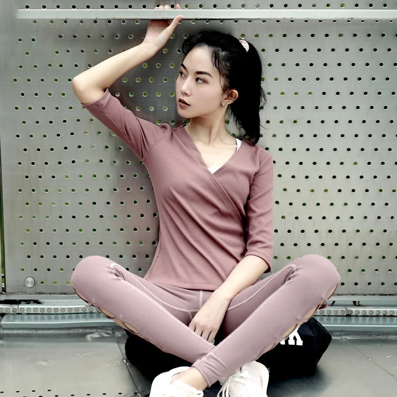 Женская футболка с v-образным вырезом и полурукавами для тренировок Розовая