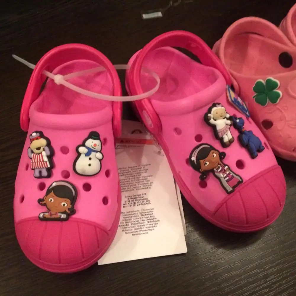 70 шт. Doc McStuffins мультфильм ПВХ обуви пряжки обуви Подвески подходят КРОК для обуви и браслеты с отверстиями мебель аксессуары Новинка