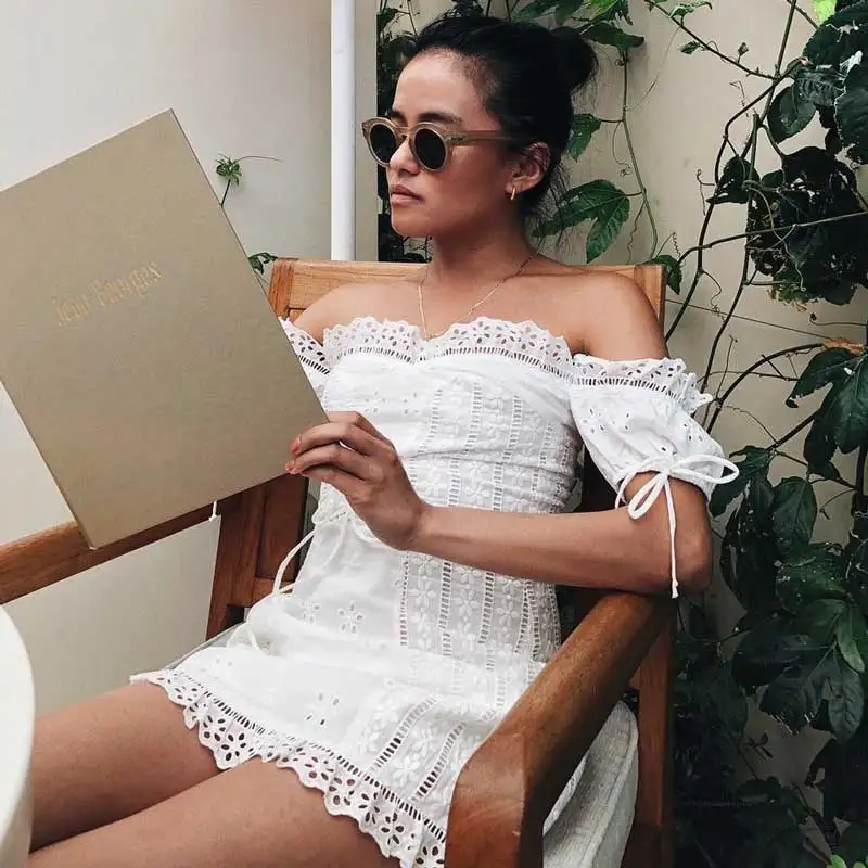 Женское платье в стиле бохо белое эластичное мини без бретелек с открытыми