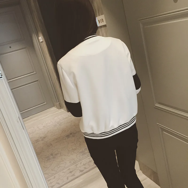 Женская короткая хлопковая куртка-бомбер в черно-белую полоску тонкая