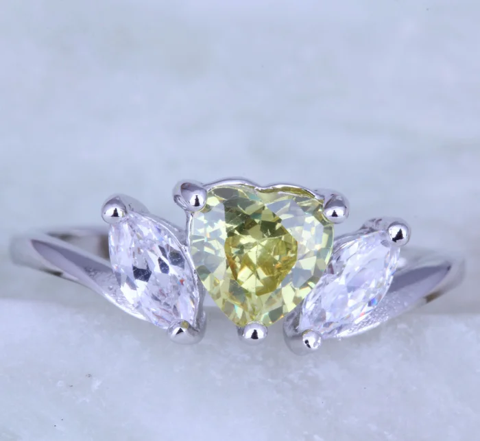 Женское кольцо с маленьким сердцем серебристое блестящим желтым и белым