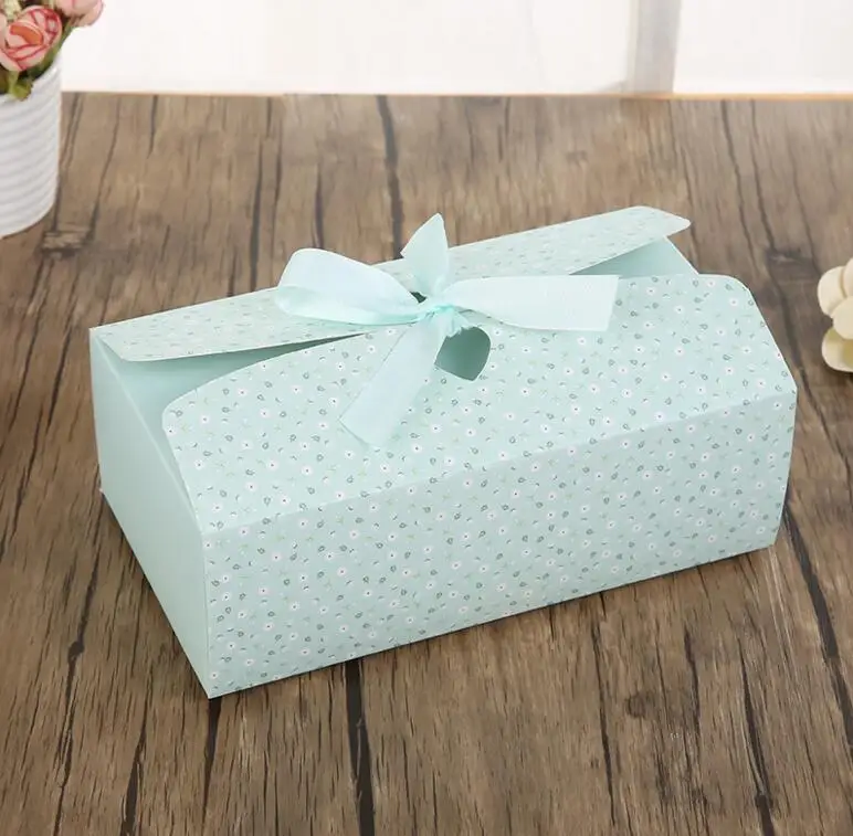 Красивая подарочная коробка розового и зеленого цвета посылка для влюбленных