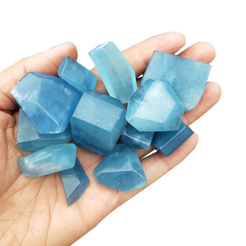 голубой аквамарин. аквамарин камень ограненный. аквамарин камень природный минерал. аквамарин натуральный камень. аквамарин камень неограненный.