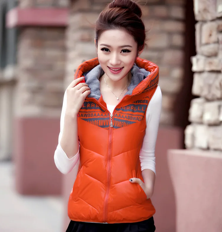 Женский хлопковый жилет с капюшоном Приталенный воротником стойкой и надписью