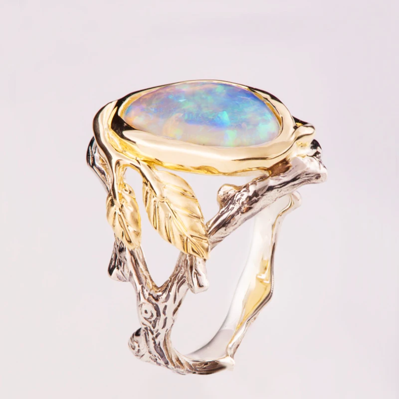 Женское кольцо с волнистым камнем обручальное белым огненным опалом золотыми и