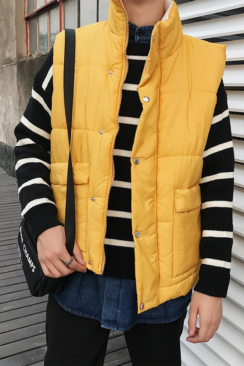 Осенью и зимой мужчина с жилетом молодого человека носит корейский вариант