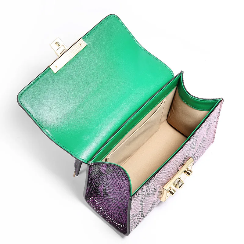 Женская сумка мессенджер из коровьей кожи с узором под змеиную кожу весна лето