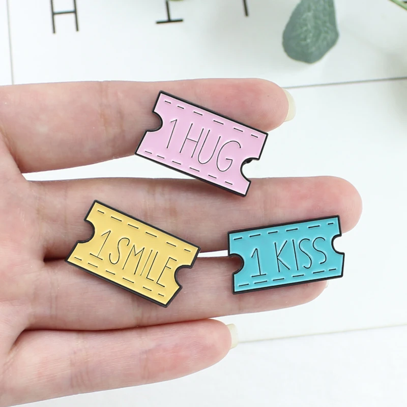 Цветной купон семейная печать улыбка объятие поцелуй буквы эмаль брошь праздник