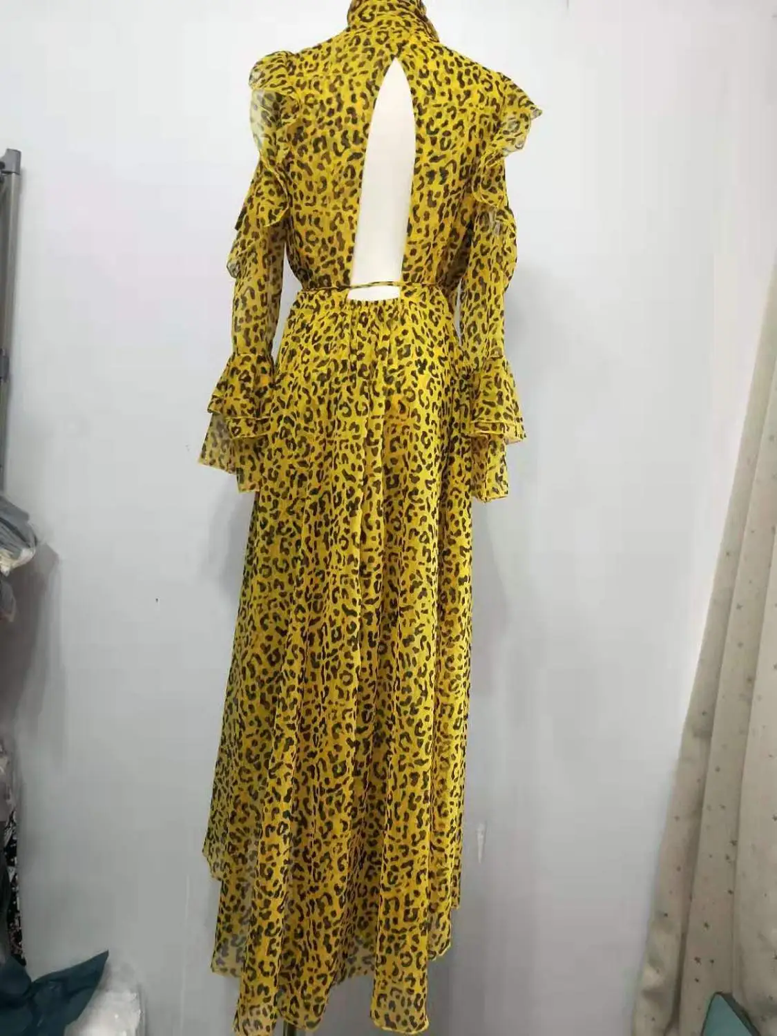Runway 2019 Summer Maxi Long Dresses Chiffon Luxury Leopard Print Irregular Collection Sexy V-neck Hollow Out Back Ruffles Dress | Женская