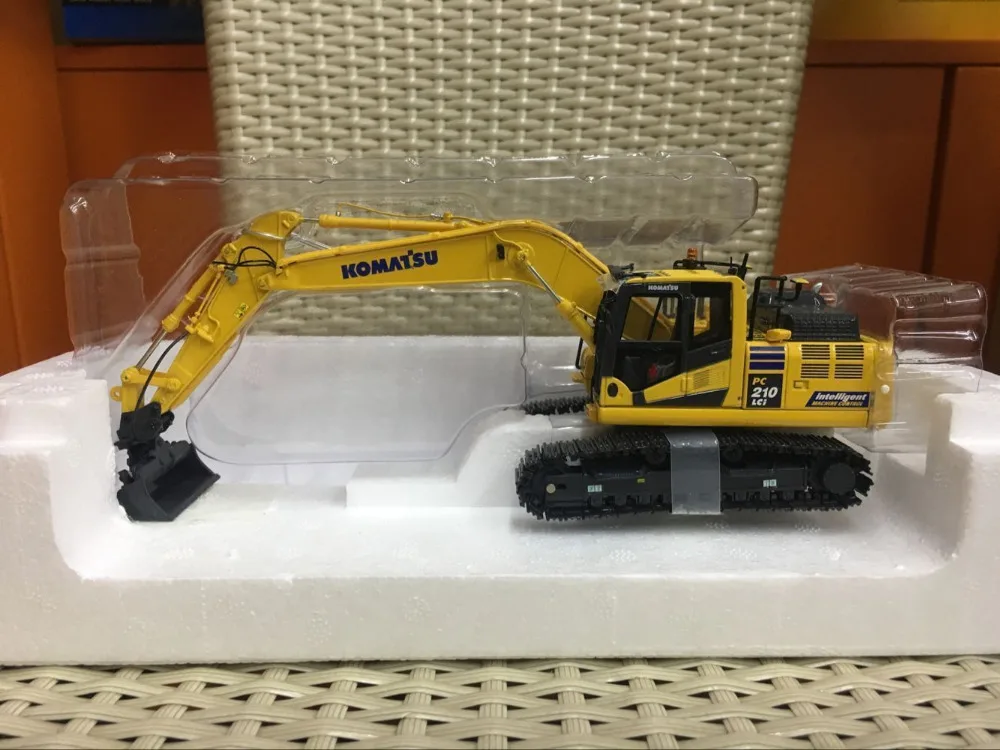 

Новые универсальные хобби UH8123 Komatsu PC210LCi-11 Excavator IMC Edition 1:50