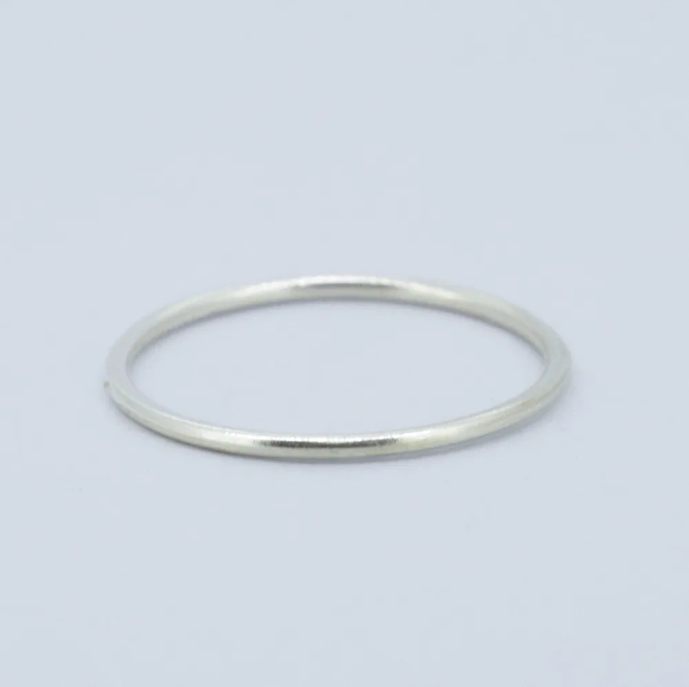 Однотонное штабелируемое кольцо из стерлингового серебра 925 пробы длиной 1 мм |