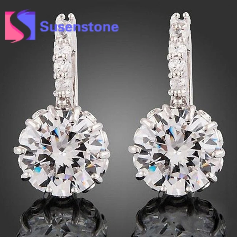 1 пара сережек серебряного цвета с маленькими круглыми стразами и австрийским