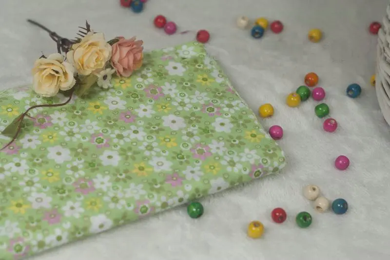 Женская хлопковая ткань зеленая в горошек с цветочным принтом четверть пучка