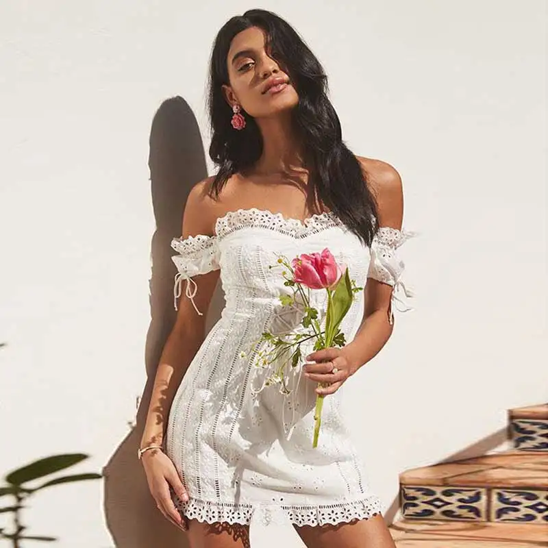 Женское платье в стиле бохо белое эластичное мини без бретелек с открытыми