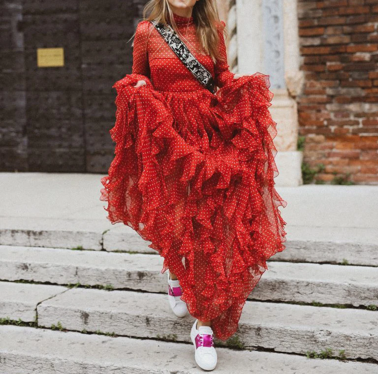 Женское шифоновое платье красное с оборками и длинными рукавами весеннее в