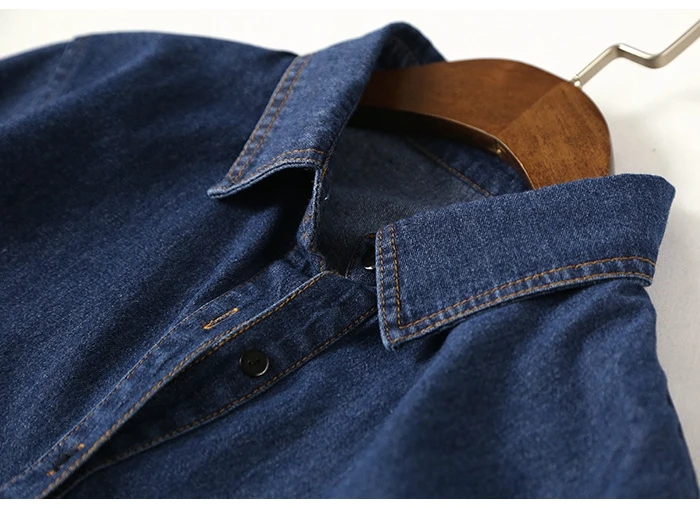 Женская джинсовая рубашка с отложным воротником и карманами средней длины