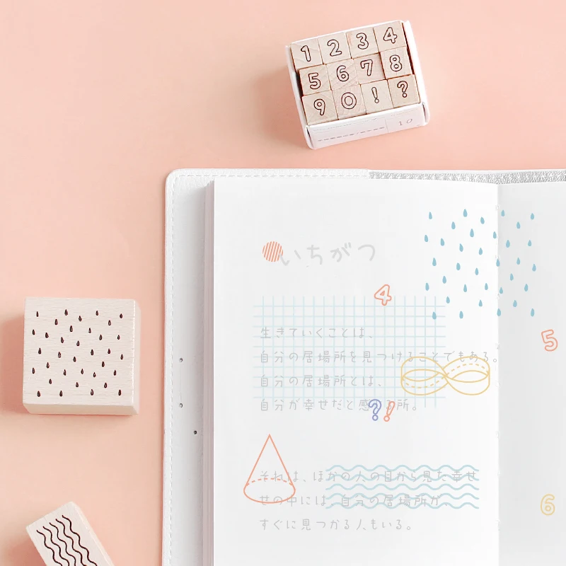 Полосатый табличка с символом алфавита и цифрами планер времени деревянная