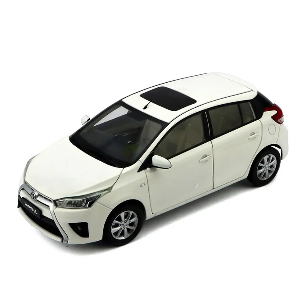 Коллекционная белая модель автомобиля Toyota Yaris L 1/18 в масштабе 2014 | Игрушки и хобби