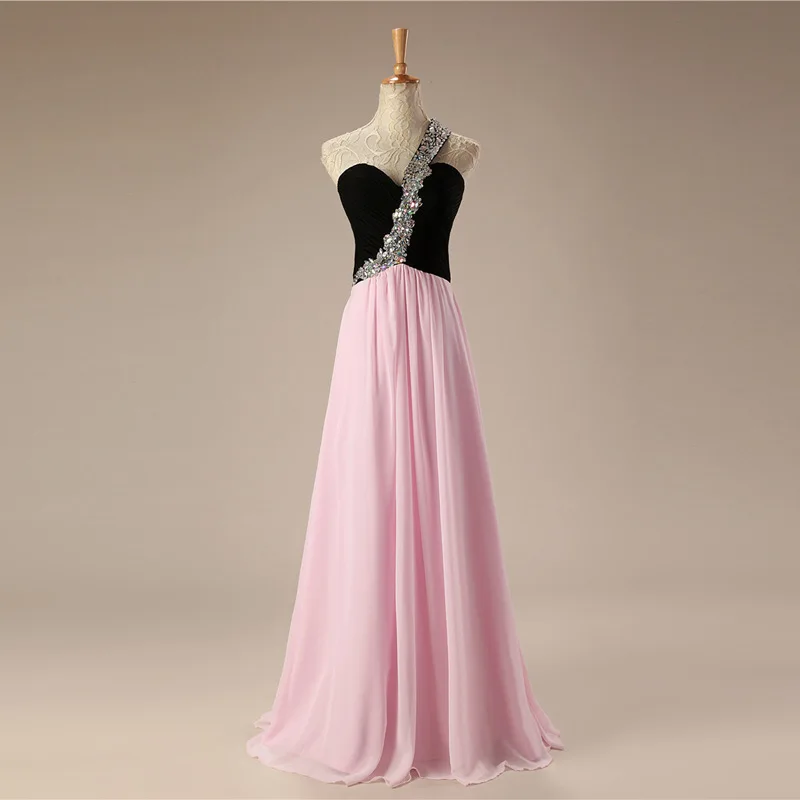 Белое и черное длинное платье подружки невесты с одним открытым плечом | Свадьбы