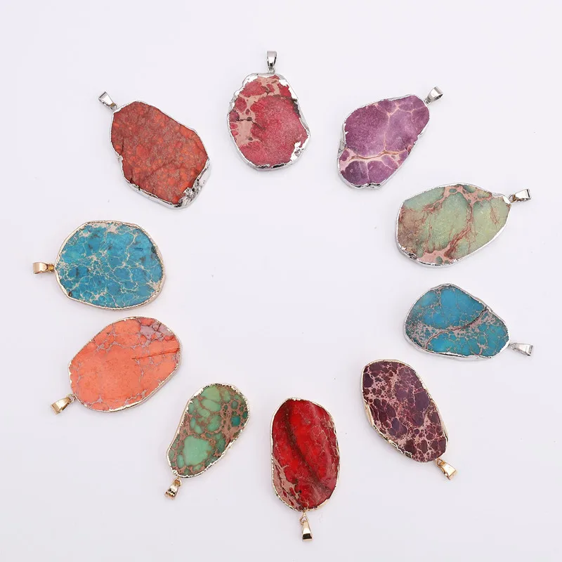 Нестандартный натуральный геодовый кулон с трещинами золотистый и серебристый