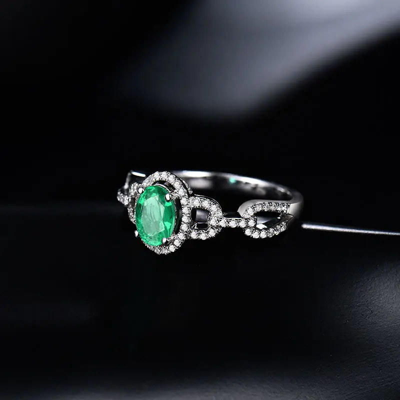 Женское кольцо с овальным камнем 5 х7 мм из твердого белого золота 14 карат зеленым