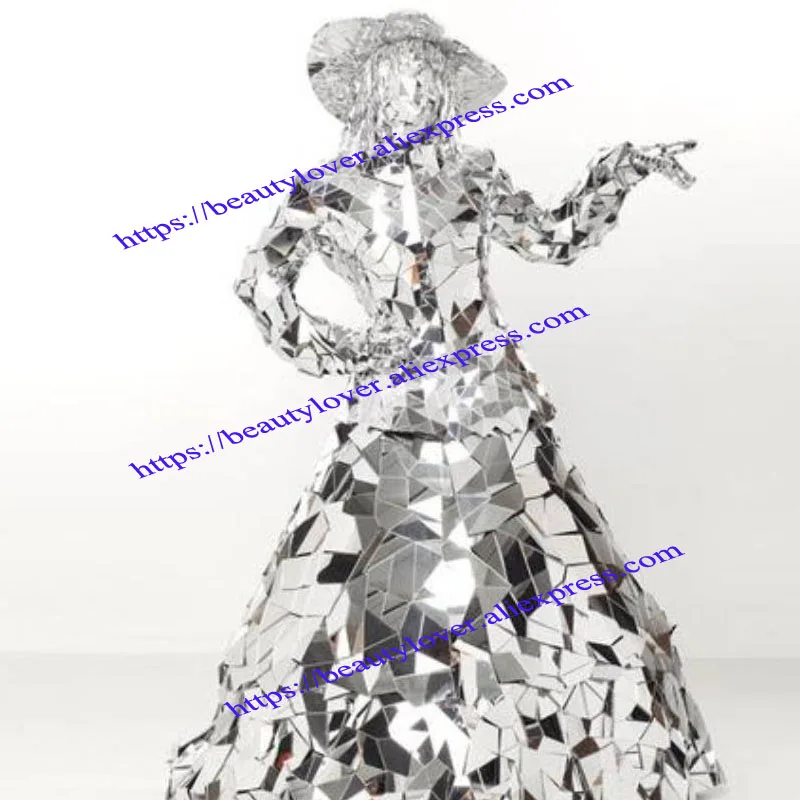 Фото Костюм невесты в космическом стиле серебристое зеркальное свадебное платье