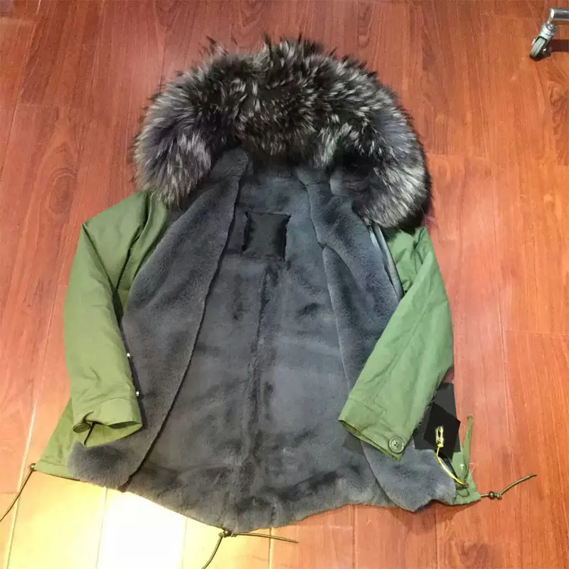 Модное серое зимнее пальто с искусственным мехом украшенное бисером капюшоном