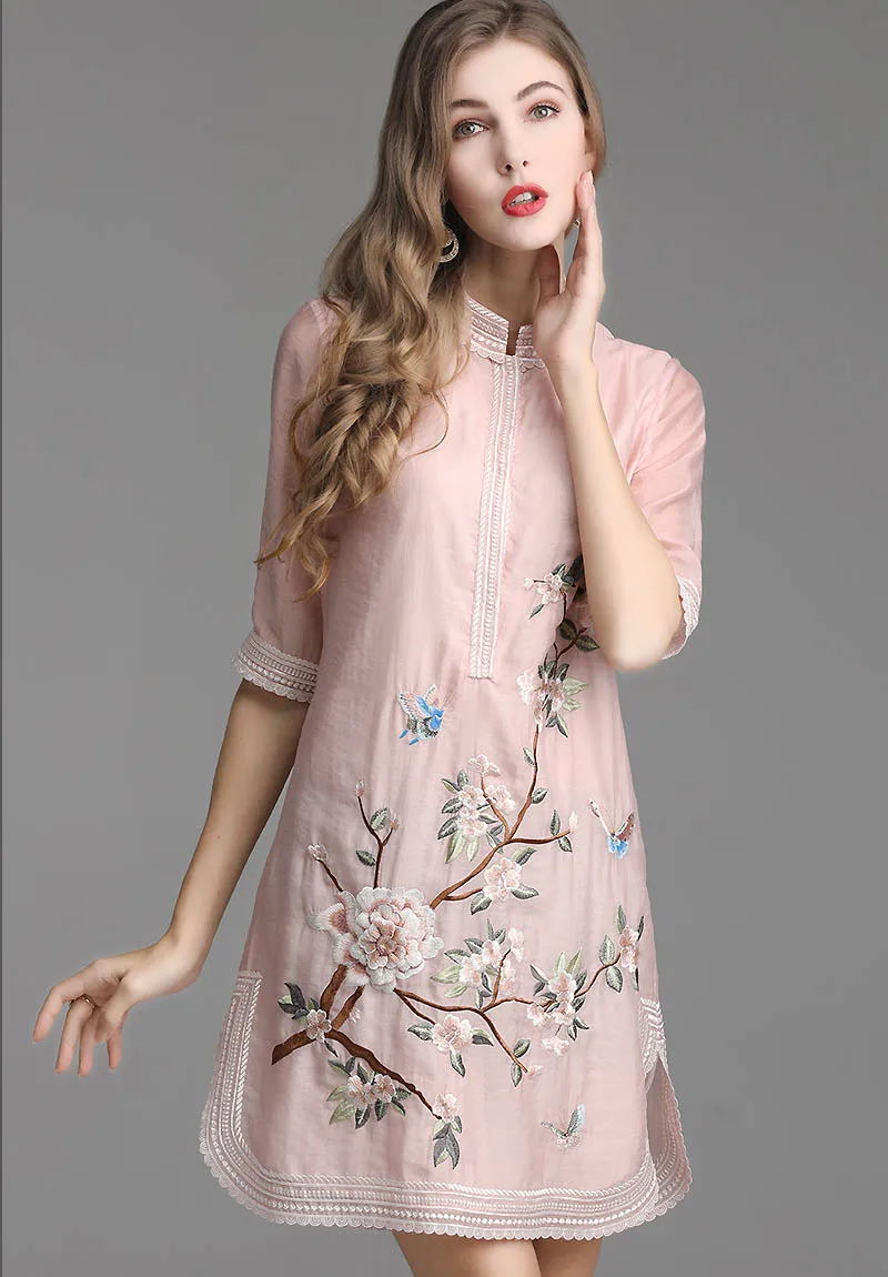 Женское летнее платье с вышивкой элегантное облегающее воротником-стойкой и