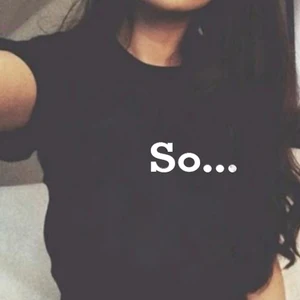 Женская футболка с коротким рукавом, круглым вырезом и принтом букв