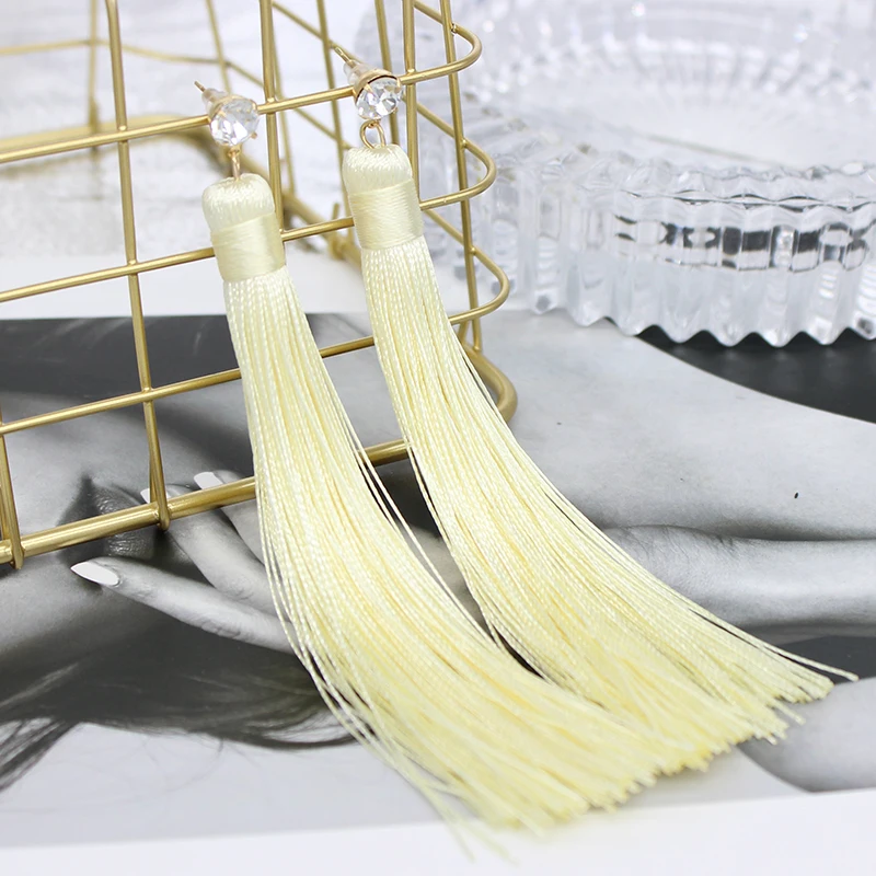 Элегантные длинные висячие серьги с фианитами 4 вида цветов 12 см из шелковой