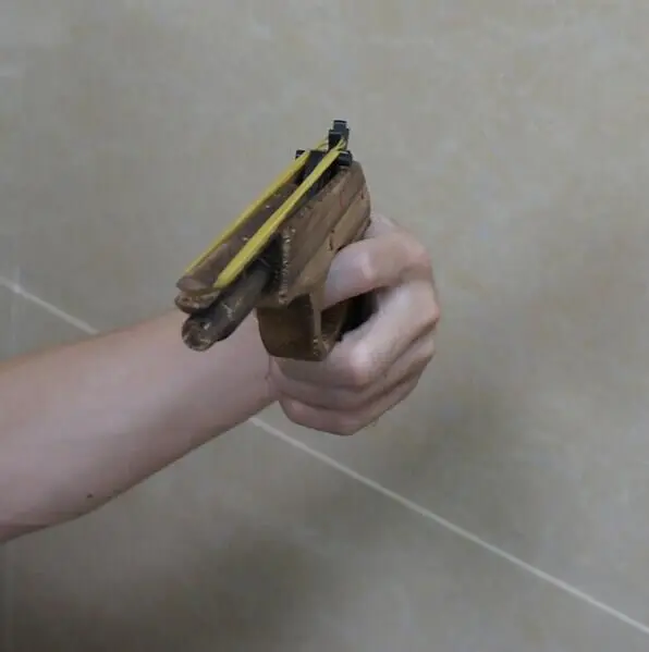 Технические игрушечные пистолеты 2015 деревянные резиновые пулеметы оружие