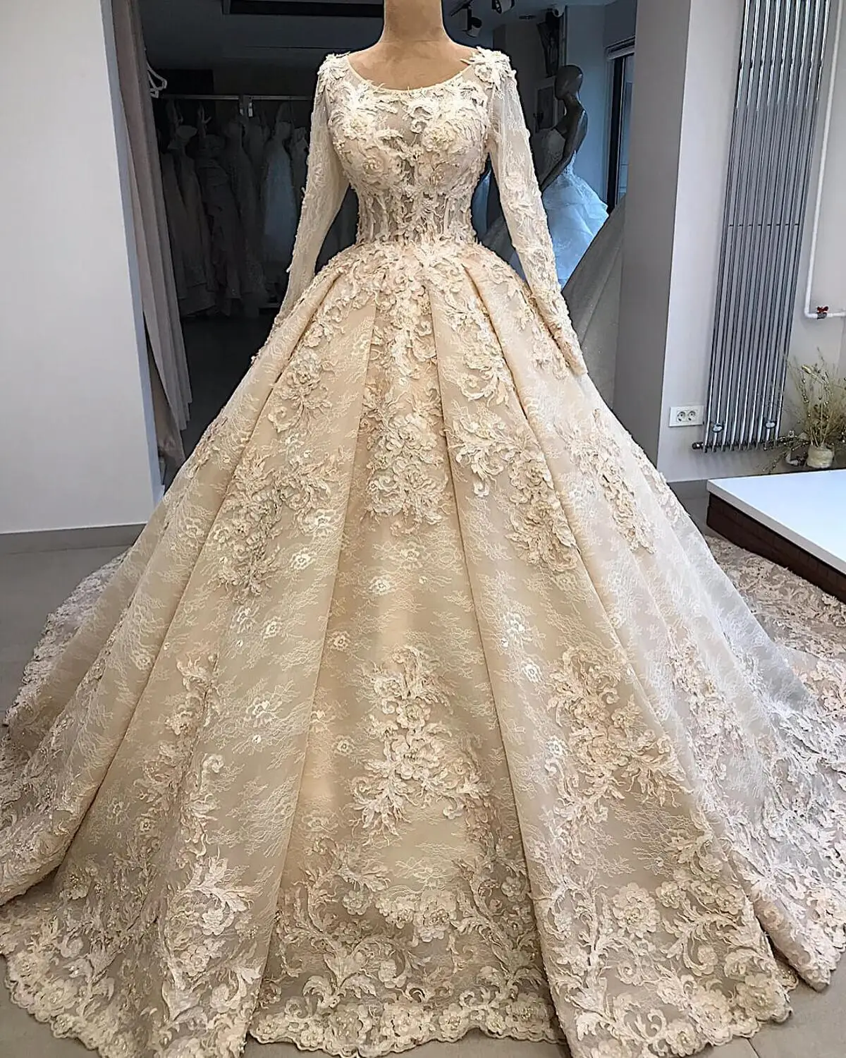 Женское свадебное платье со шлейфом It's yiiya белое кружевное с длинным рукавом