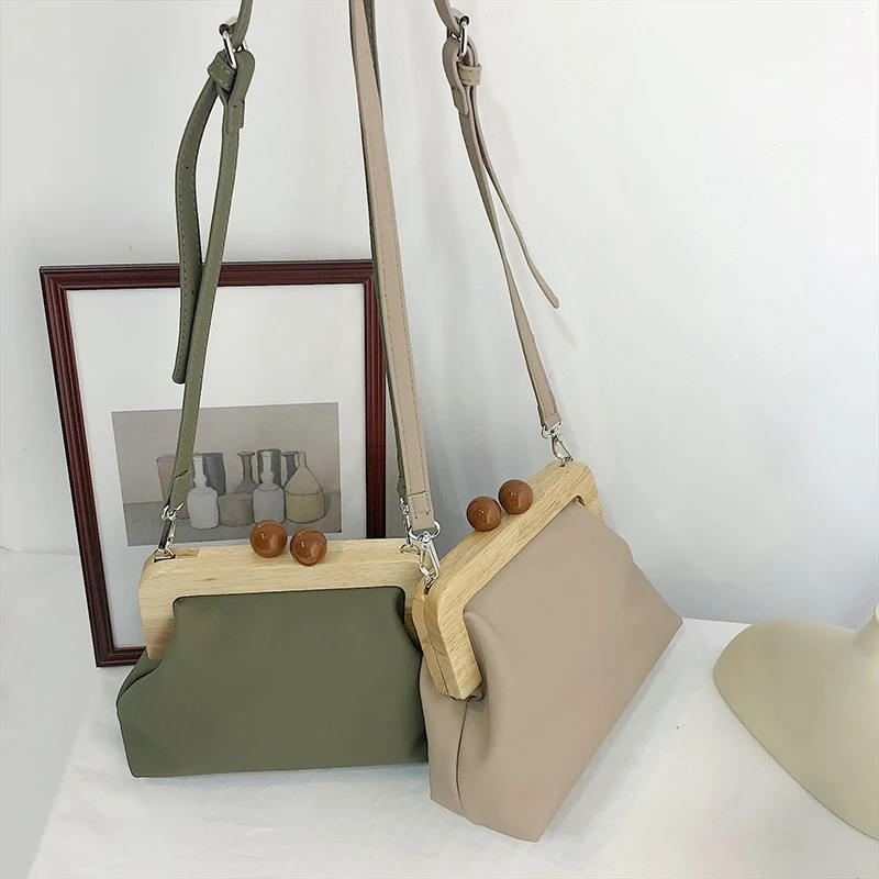 Сумка мессенджер DAUNAVIA женская с застежкой простой саквояж на плечо из мягкой