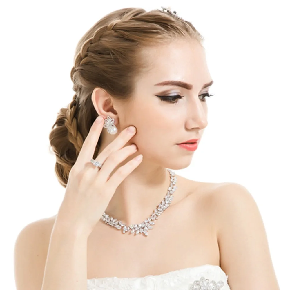 Серьги гвоздики с искусственным жемчугом LUOTEEMI цветок корейский стиль кубический