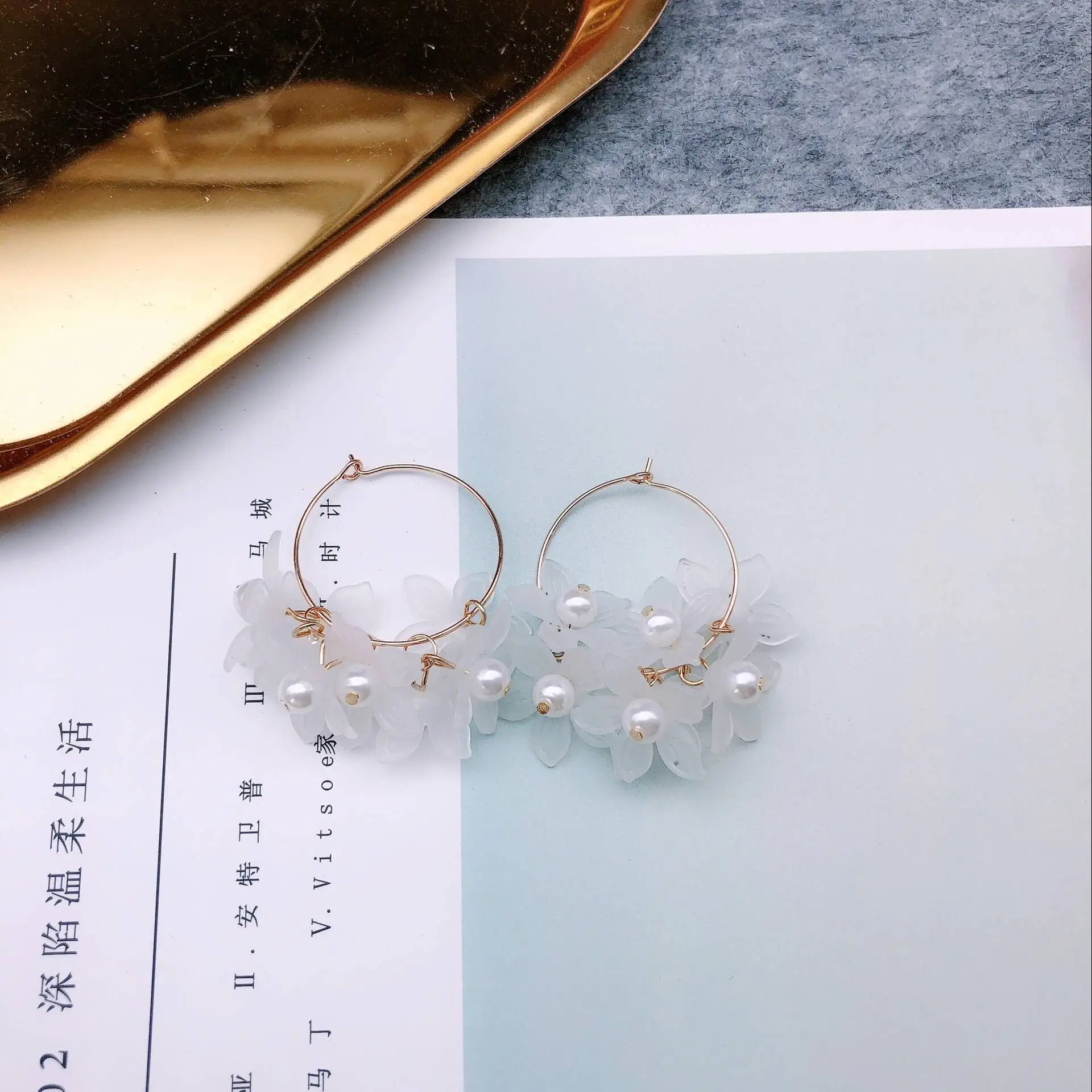 Женские серьги гвоздики с белым цветком большие круглые золотого цвета