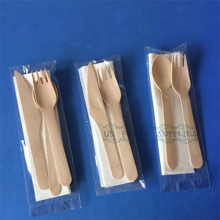 Одноразовые простые деревянные столовые приборы посуда с белыми салфетками для