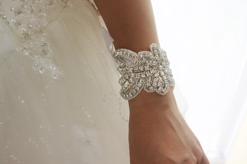 Свадебный браслет с кристаллами и бусинами на заказ свадебные аксессуары