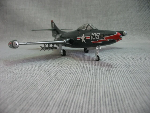 1:72 ВМС США Grumman F9F 2 Пантеры истребитель Корейской войны с трёхмерными