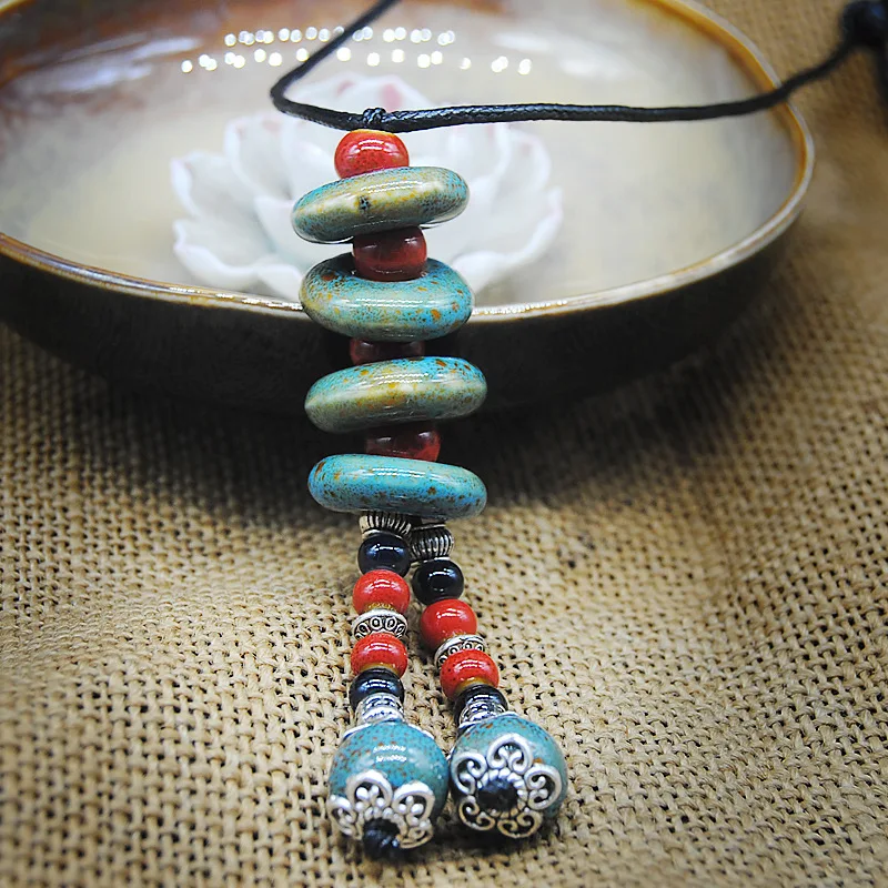 Ожерелье женское из керамических бусин на длинной цепочке