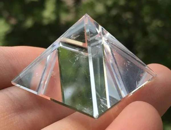 

17G PRETTY NATURAL CLEAR QUARTZ CRYSTAL PYRAMID HEALING