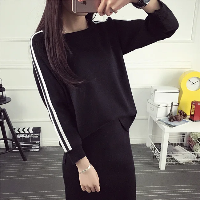 Женский костюм-двойка с юбкой черного и винно-красного цвета облегающий пуловер